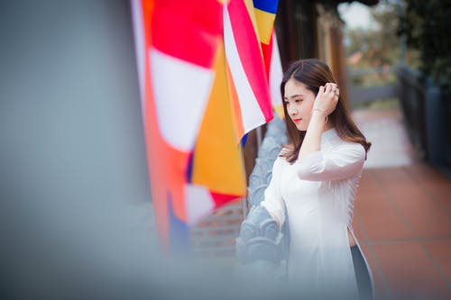 女人穿着白色的肘袖侧开叉连衣裙 · 免费素材图片