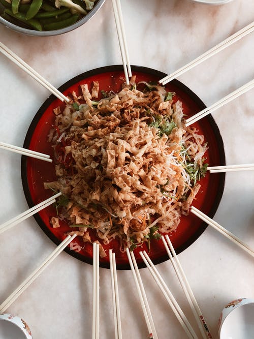 面食用筷子放在盘子上 · 免费素材图片