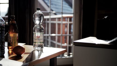 棕色的木桌上的玻璃瓶 · 免费素材图片