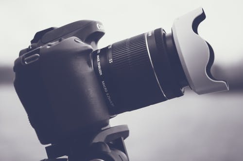黑色和灰色单反相机带镜头 · 免费素材图片