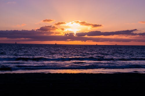 日落海滩边的照片 · 免费素材图片