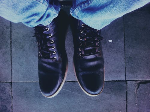 穿着黑色皮鞋的人的照片 · 免费素材图片