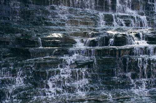 灰色岩层上的瀑布 · 免费素材图片