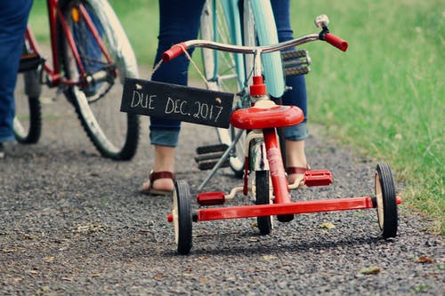 蹒跚学步的红色三轮车 · 免费素材图片
