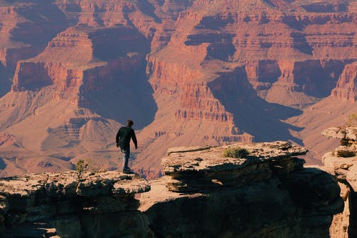 大峡谷山上一个人的鸟瞰图 · 免费素材图片