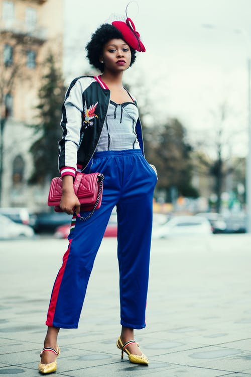 穿黑白全拉链外套的女人 · 免费素材图片