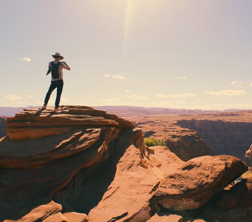站在大峡谷上的一个人的鸟瞰图 · 免费素材图片