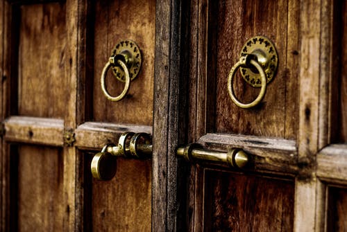 棕色木门带锁 · 免费素材图片