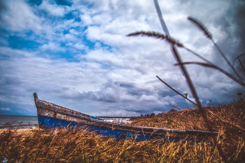 蓝蓝的天空下的蓝色独木舟 · 免费素材图片