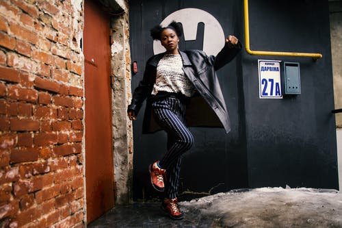 女人穿着黑色皮夹克 · 免费素材图片