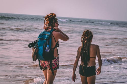 两个女人在海边穿比基尼 · 免费素材图片
