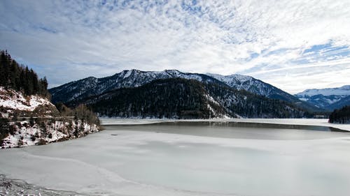 雪山与白多云的天空 · 免费素材图片