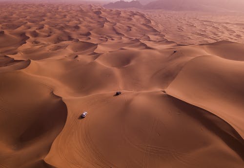 沙漠沙丘上的两辆车 · 免费素材图片