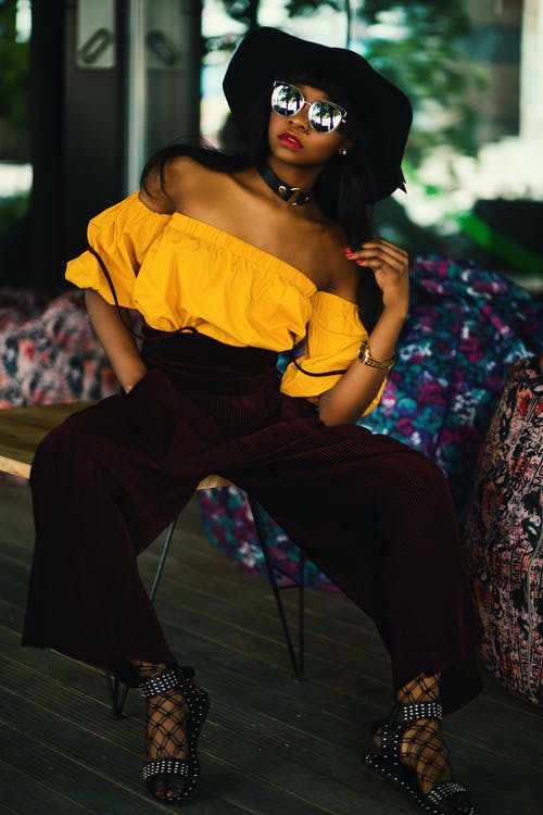 白色抹胸和棕色裤子的女人 · 免费素材图片