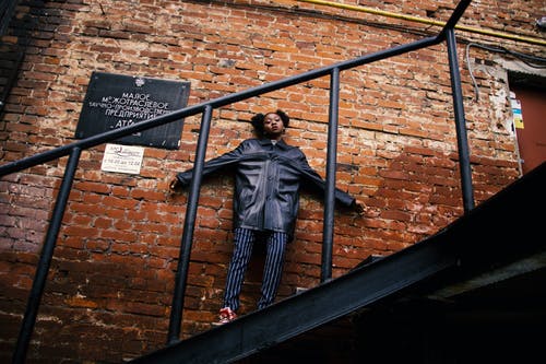 黑夹克站在楼梯上的女人 · 免费素材图片