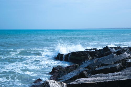 黑岩自然形成海面 · 免费素材图片