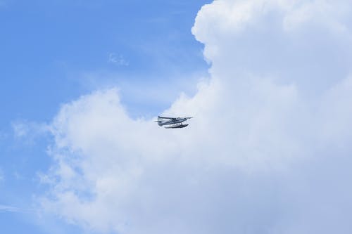 白色水上飞机在天空飞翔 · 免费素材图片