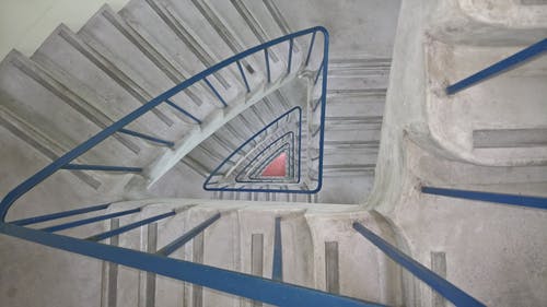 灰色和蓝色螺旋楼梯案例绘画 · 免费素材图片