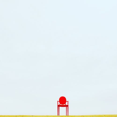 棕色表面上的红色扶手椅 · 免费素材图片