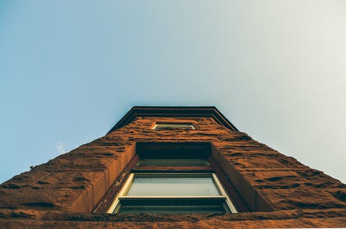 棕色结构的低角度照片 · 免费素材图片