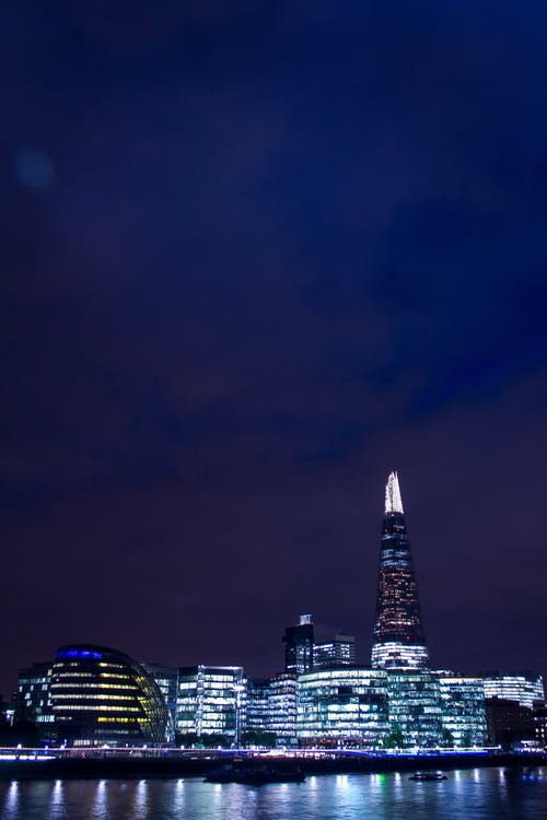 夜间城市建筑的全景照片 · 免费素材图片