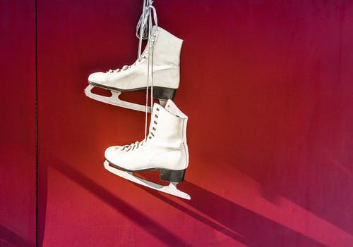 悬挂双白色皮革花样滑冰鞋 · 免费素材图片