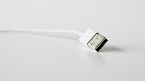 白色usb电缆的特写照片 · 免费素材图片