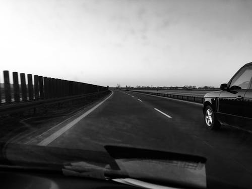 汽车在道路上的灰度摄影 · 免费素材图片
