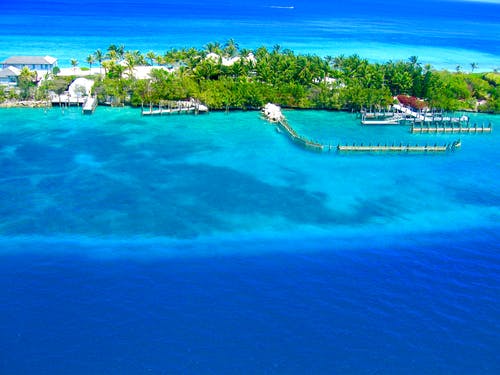 岛屿包围水体的风景摄影 · 免费素材图片