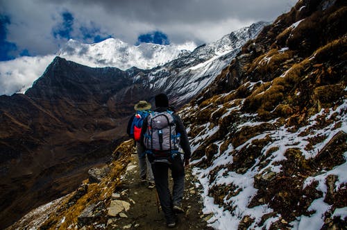 山中的两个登山者 · 免费素材图片