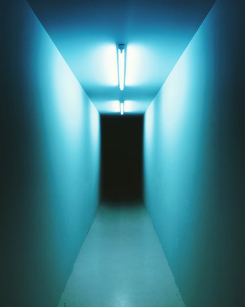 狭窄的走廊 · 免费素材图片