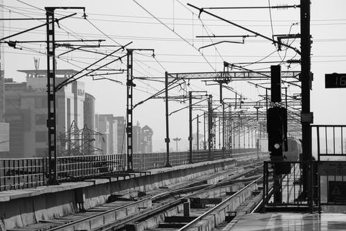火车站的灰度摄影 · 免费素材图片