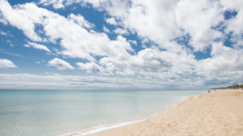 白沙滩全景摄影 · 免费素材图片
