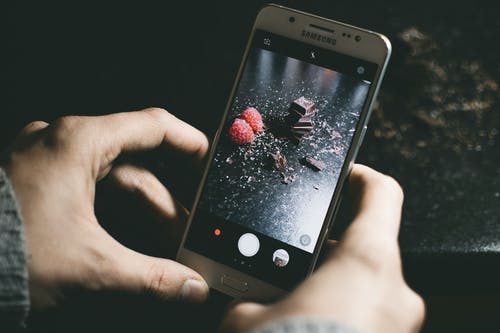 灰色三星智能手机显示巧克力 · 免费素材图片