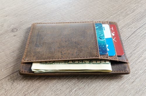 棕色皮革钱包和美元钞票 · 免费素材图片