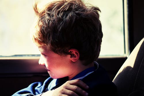 坐在车窗旁边的蓝夹克的男孩 · 免费素材图片