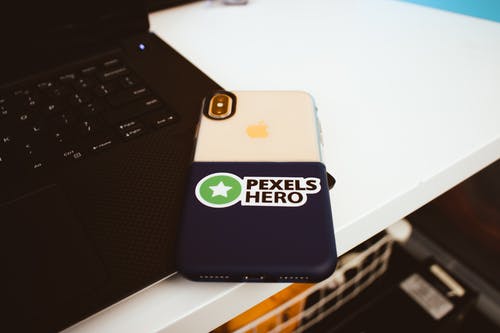 银色iphone X白色和蓝色保护套 · 免费素材图片