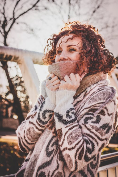 棕色毛衣的女人 · 免费素材图片