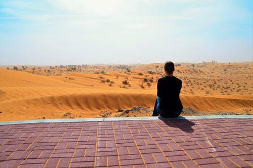 穿黑色上衣面对甜点的人 · 免费素材图片