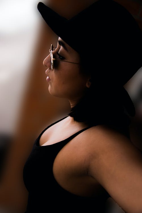 女人穿着黑色背心和太阳镜 · 免费素材图片