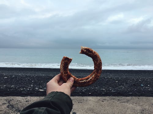 人控股甜甜圈 · 免费素材图片