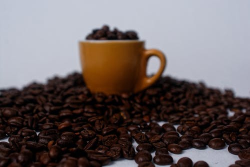 棕色杯子装满了咖啡豆 · 免费素材图片