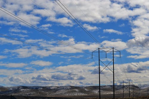 多云的天空下的电塔 · 免费素材图片