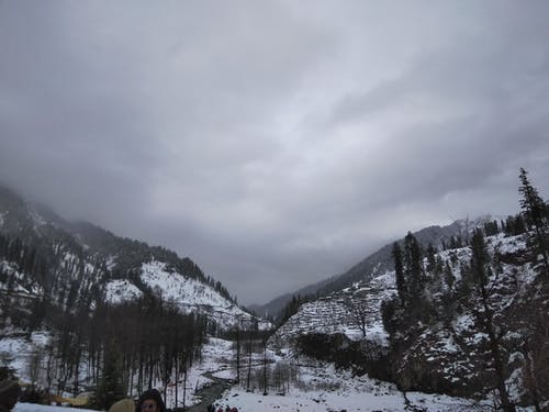 积雪覆盖的山脉的灰度照片 · 免费素材图片
