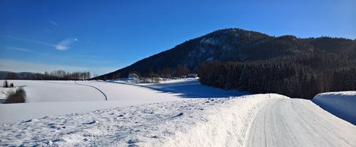 山附近的途径 · 免费素材图片