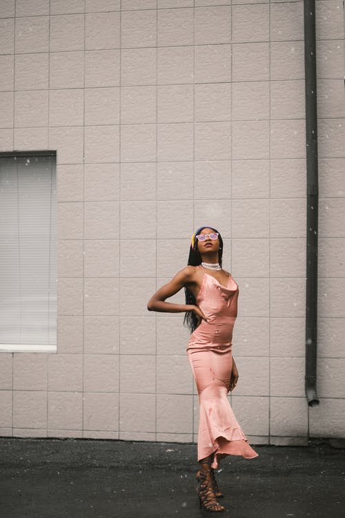 妇女的粉红色意大利面条皮带鞘连衣裙 · 免费素材图片