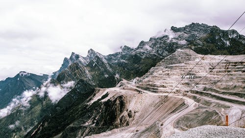 灰色和棕色悬崖地层的地标摄影 · 免费素材图片