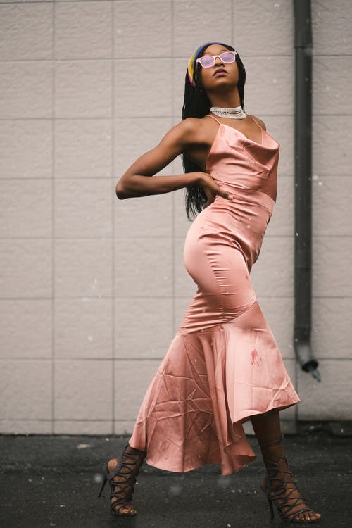 粉红色的意大利面条皮带连衣裙的女人 · 免费素材图片
