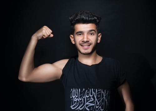 黑色和灰色圆领t恤的男人 · 免费素材图片