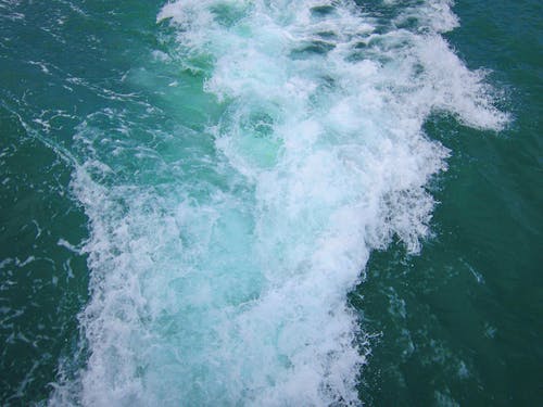 水流经船的照片 · 免费素材图片